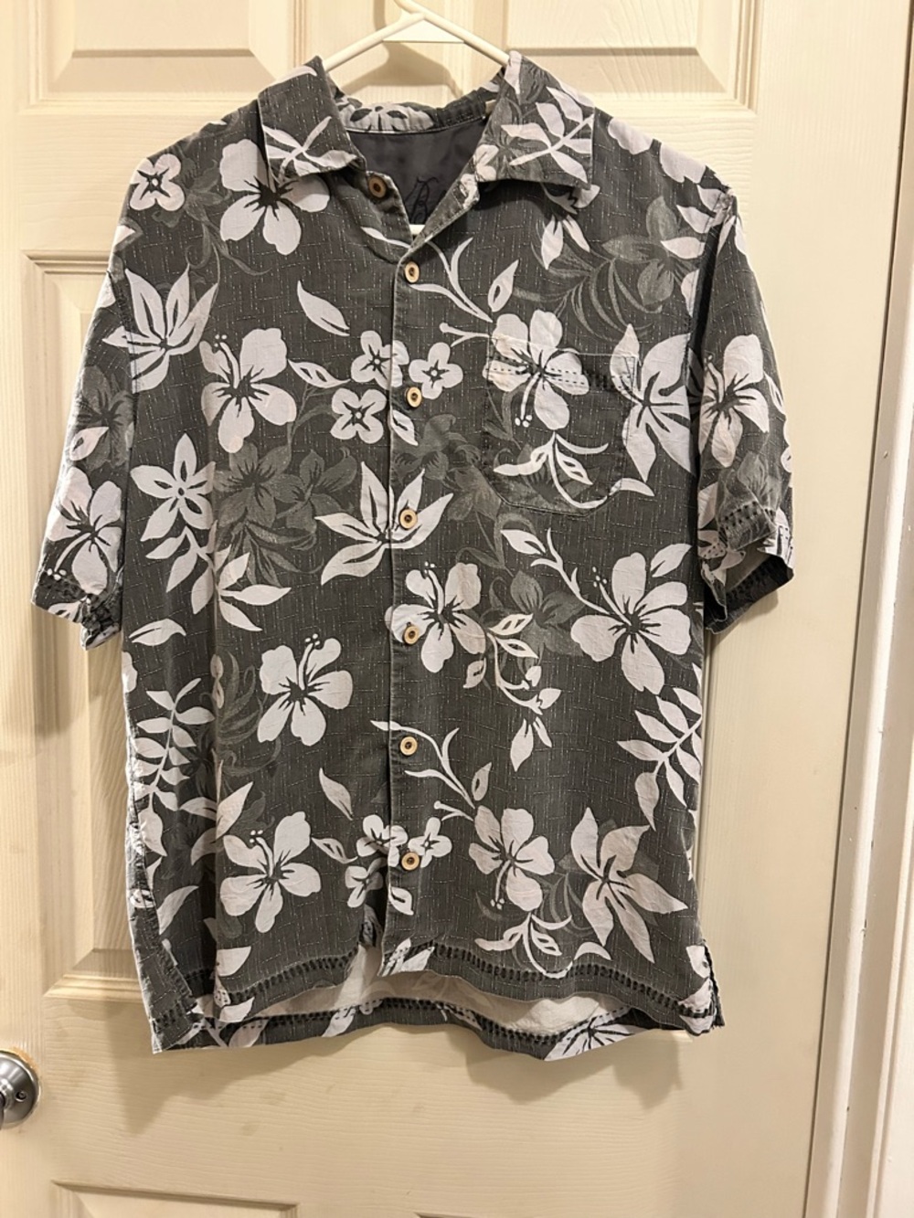 Tommy Bahama button-front shirt featuring a grey and white hibiscus tropic- M